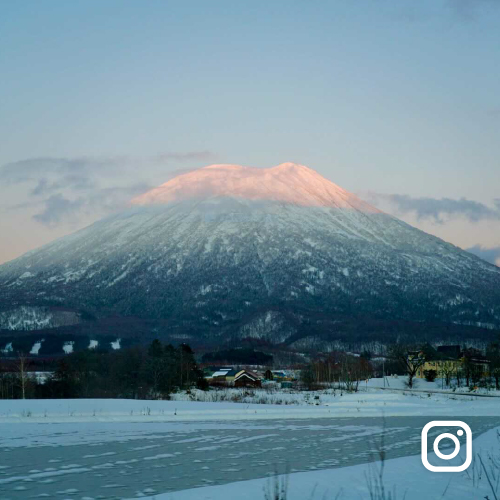 インスタグラム投稿イメージ 夕陽で山頂が赤く染まる冬の羊蹄山